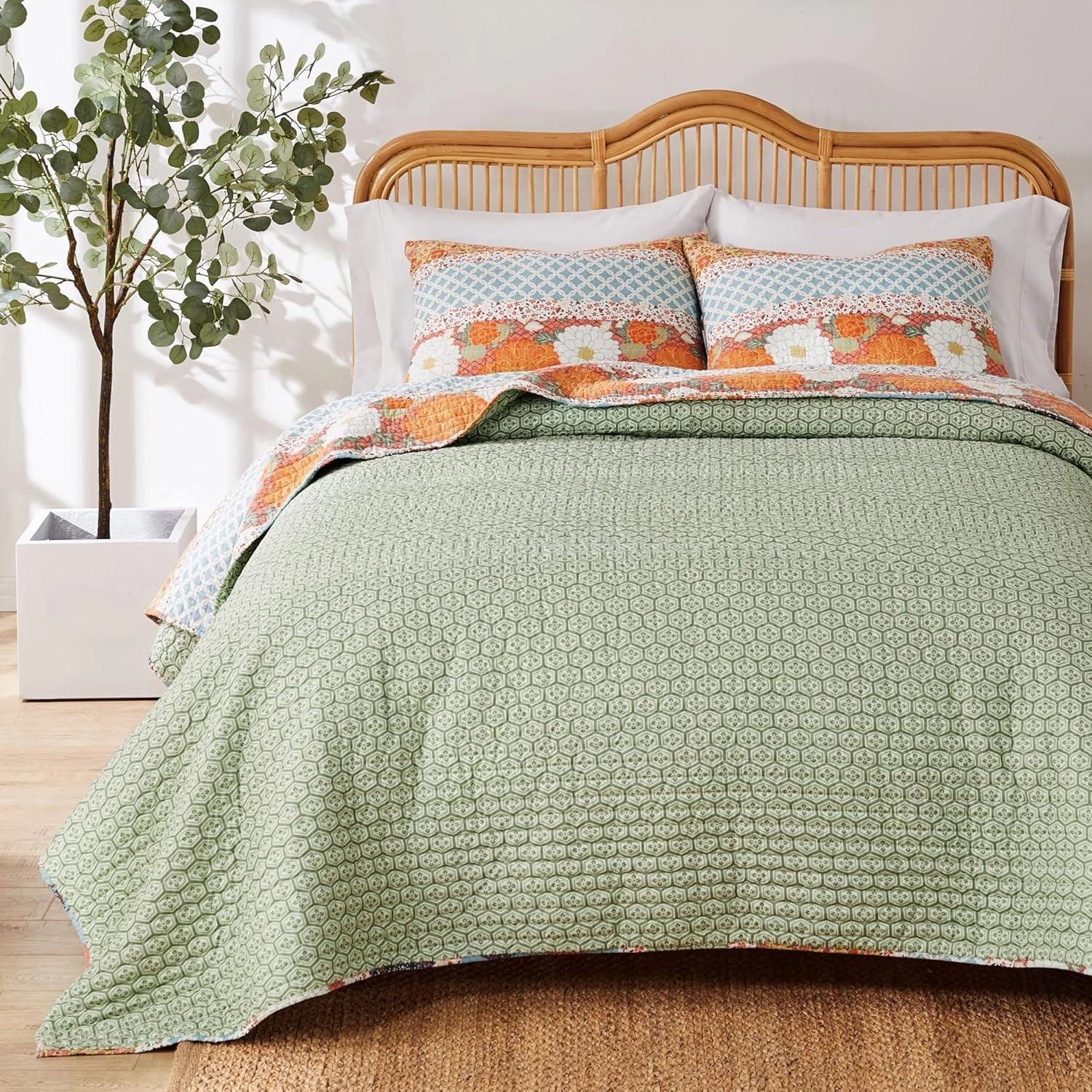 Greenland Home Carlie Modern Floral Reversible Quilt Set, 3-Piece Full/Queen, Calico Stripes