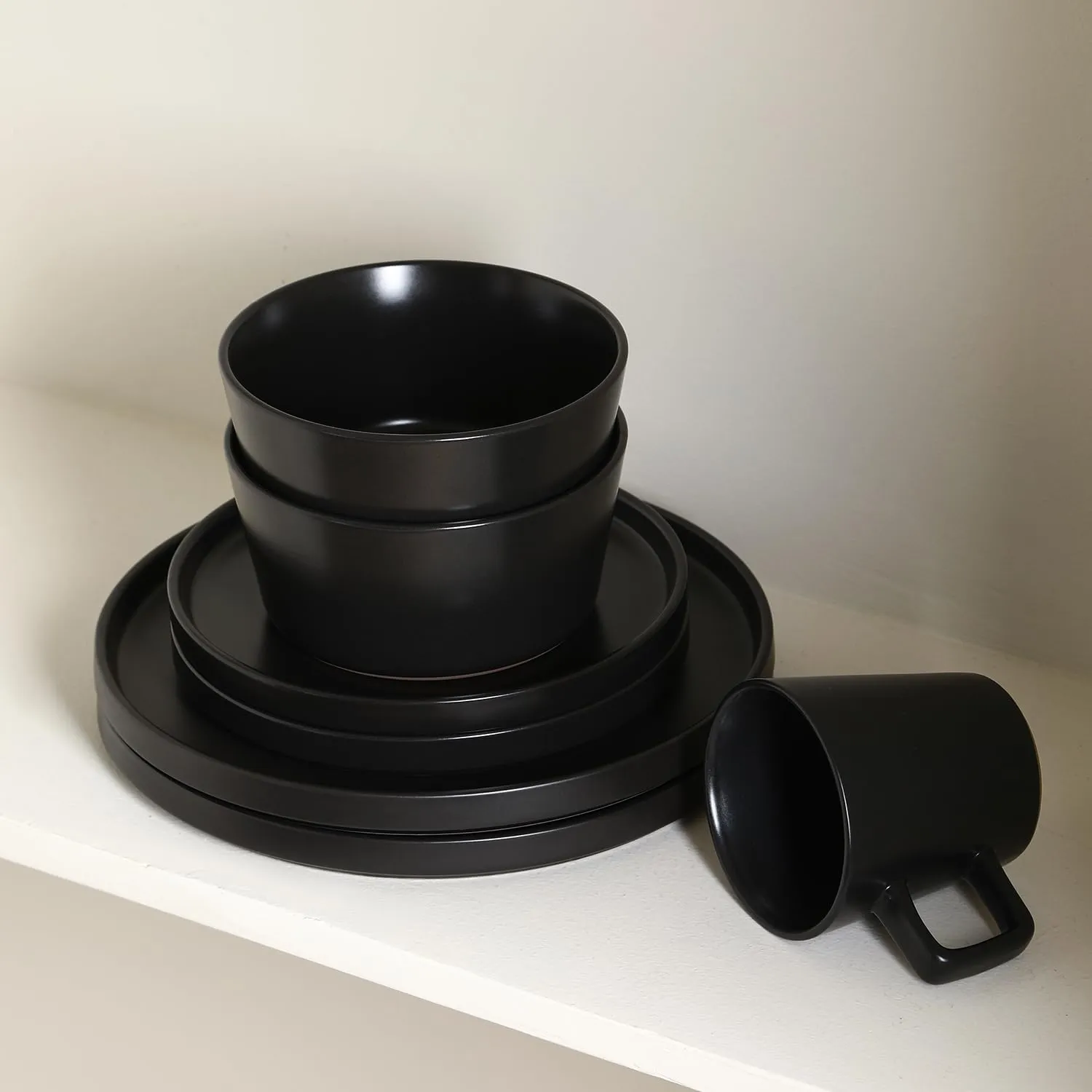 Stone Lain Celina Stoneware 16 Piece Dinnerware Set, Plates and Bowls, Black Matte Dish, Service for 4 – Minimalist Round Style, Microwave & Dishwasher Safe