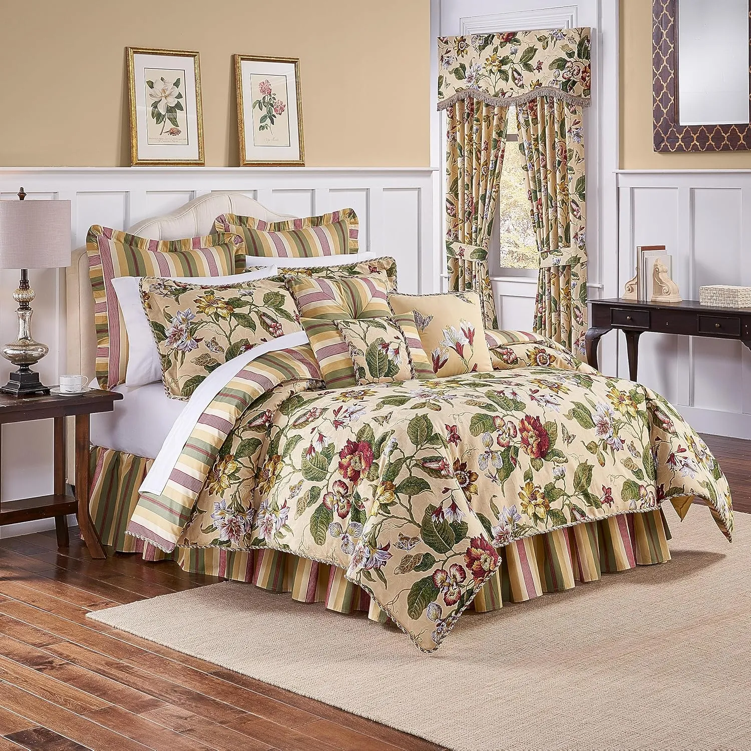 Waverly Laurel Springs Modern Farmhouse Floral 4-Piece Reversible Comforter Set, King, Parchment